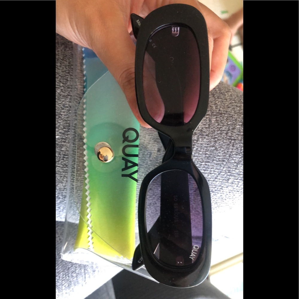 Quay sunglasses In black